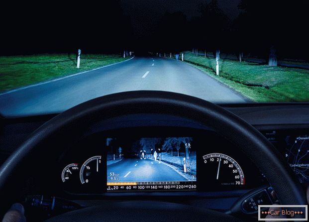 Naprava za nočno opazovanje motoristov
