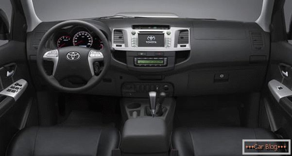 V kabini avtomobila Toyota Hilux