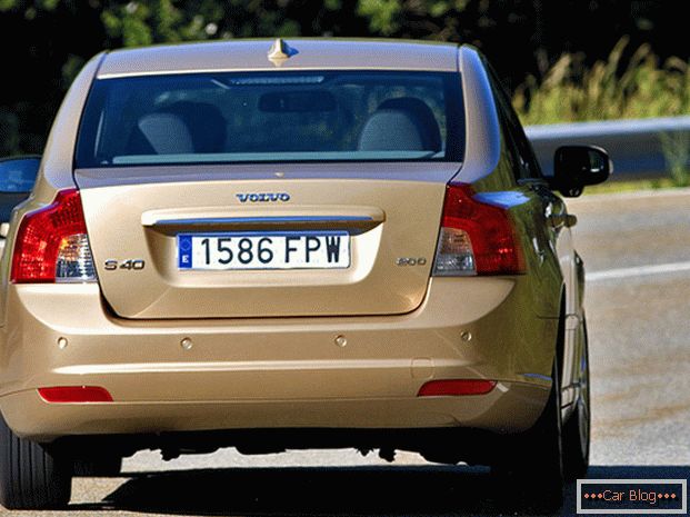 Volvo S40 avto: pogled od zadaj