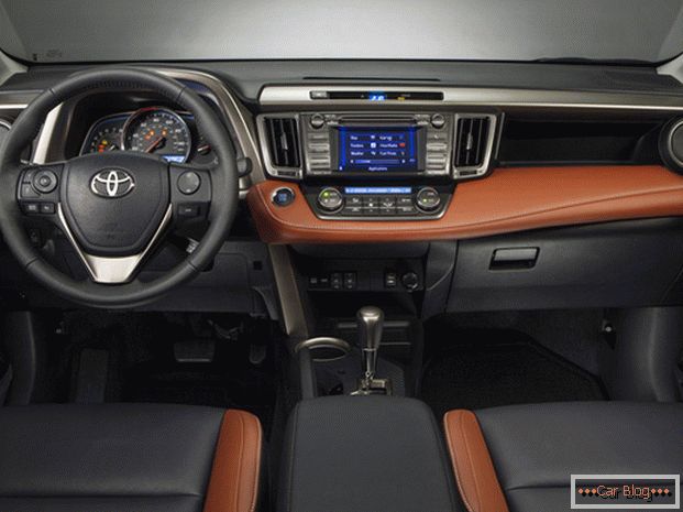 V kabini avtomobila Toyota RAV4