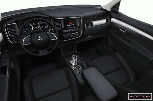 Notranjost avtomobila Mitsubishi Outlander je laconska in udobna