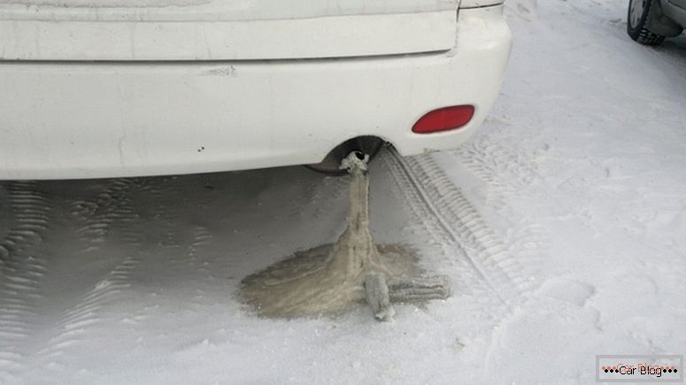Izpušni sistem zamrznjenega avtomobila